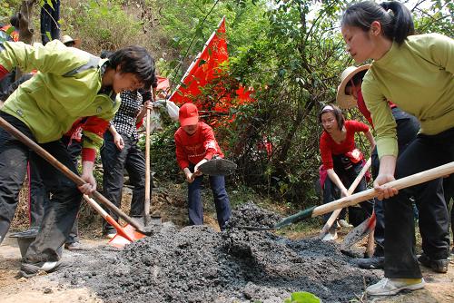 3月26日,廣西河池市巾幗抗旱救災(zāi)服務(wù)隊(duì)在東蘭縣東蘭鎮(zhèn)那亨村修水利。新華社發(fā)(劉廷智 攝)