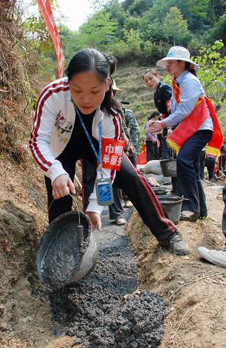 3月26日,廣西河池市巾幗抗旱救災(zāi)服務(wù)隊(duì)在東蘭縣東蘭鎮(zhèn)那亨村修水利。新華社發(fā)(劉廷智 攝)