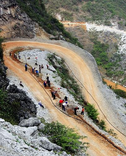 4月11日,廣西鳳山縣袍里鄉(xiāng)央峒村群眾在埋設引水管線。新華社發(fā)(周恩革 攝)