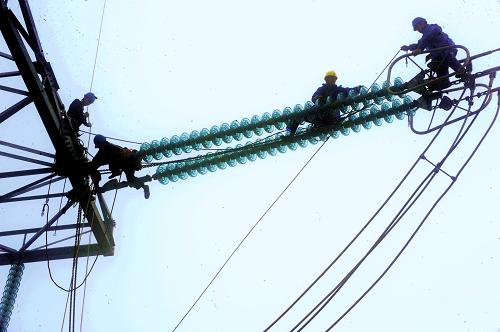 4月11日,福建省第二電力建設(shè)公司職工在閩東境內(nèi)檢修500千伏輸電線路。為確保世博會期間上海及周邊區(qū)域內(nèi)大電網(wǎng)安全穩(wěn)定,福建電力公司在認(rèn)真做好隱患排查的基礎(chǔ)上,積極組織力量對福建電網(wǎng)主干線路進(jìn)行整改檢修,以“零缺陷”狀態(tài)投入世博會供電。由于世博會期間上海用電負(fù)荷超過三分之一需要依靠外來電力,因此華東電網(wǎng)最大用電需求預(yù)計(jì)將達(dá)到1.599億千瓦,同比增長11.2%。新華社記者 張國俊 攝