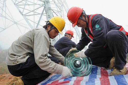 4月11日,福建省第二電力建設(shè)公司職工在閩東境內(nèi)檢修500千伏輸電線路。新華社記者 張國俊 攝