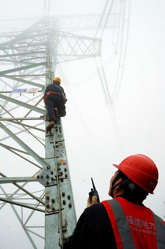 4月11日,福建省第二電力建設(shè)公司職工在閩東境內(nèi)檢修500千伏輸電線路。新華社記者 張國俊 攝