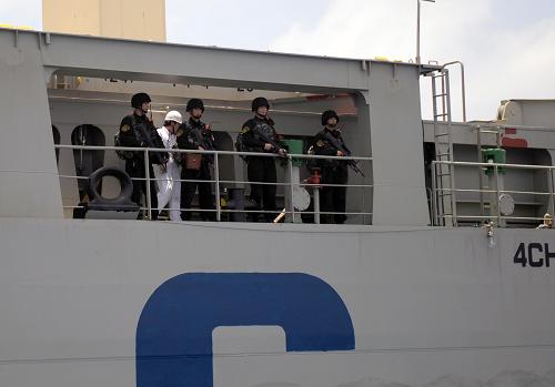 4月11日,在亞丁灣海域,中國(guó)海軍第五批護(hù)航編隊(duì)的特戰(zhàn)隊(duì)員在商船上護(hù)衛(wèi)。新華社記者 劉春暉 攝