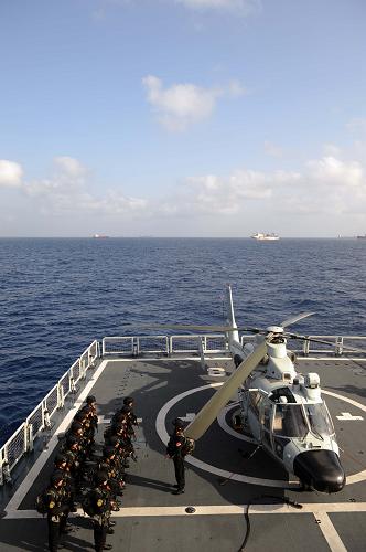 4月11日,在亞丁灣海域,中國(guó)海軍第五批護(hù)航編隊(duì)的特戰(zhàn)隊(duì)員在出發(fā)前列隊(duì)。新華社記者 劉春暉 攝