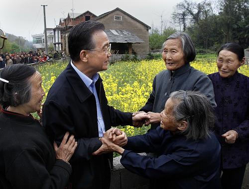 這是4月10日,溫家寶在池州市涓橋鎮(zhèn)紫巖村看望村民。新華社記者 劉建生 攝