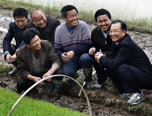 這是4月10日,溫家寶在池州市貴池區(qū)梅龍鎮(zhèn)和當(dāng)?shù)剞r(nóng)民一起察看早稻育秧情況。新華社記者 劉建生 攝