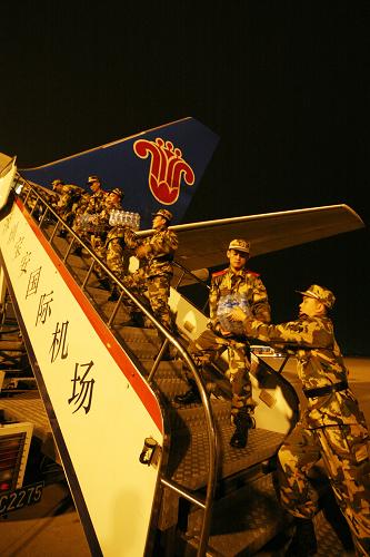 4月14日,廣東邊防駐深圳七支隊官兵將救災(zāi)物資搬上飛機。當日,廣東公安邊防111名邊防官兵從深圳寶安機場出發(fā),乘飛機緊急飛赴青海玉樹,參加抗震救災(zāi)。新華社發(fā)(陳培高 攝)