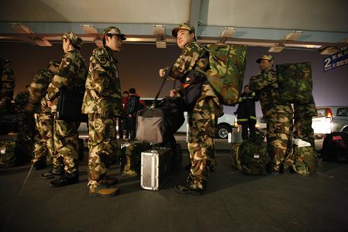 4月15日凌晨,陜西救援隊隊員在西安咸陽國際機場準備登機。當日凌晨,陜西公安消防總隊赴玉樹抗震救災(zāi)救援隊108名官兵從西安咸陽國際機場出發(fā),趕赴青海玉樹。新華社記者 沈伯韓 攝