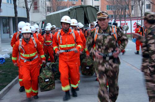 4月14日,寧夏消防總隊官兵迅速集結(jié),準備趕赴青海省玉樹縣地震災(zāi)區(qū)。當日,寧夏消防總隊迅速組織120名精干力量乘7輛機動車,攜帶2只搜救犬、6種500件(套)個人防護器材、4種20件套偵檢器材、12種50件套破拆器材、8種40件套救生照明器材及通信、醫(yī)療器材和飲食物資等,前往青海省玉樹縣抗震救災(zāi)。新華社發(fā)(高軍 攝)