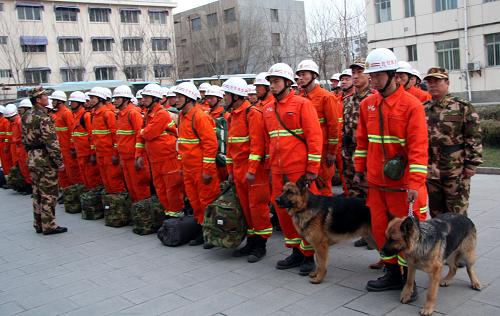4月14日,寧夏消防總隊官兵迅速集結(jié),準備趕赴青海省玉樹縣地震災(zāi)區(qū)。新華社發(fā)(高軍 攝)
