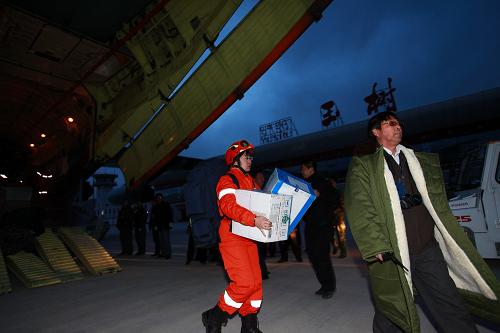 中國國際地震救援隊搭乘空軍運輸機抵達青海玉樹。4月14日,救援隊員從運輸機上卸下救援物資。當晚,中國國際地震救援隊乘坐兩架空軍伊爾-76運輸機,抵達青海玉樹機場。新華社發(fā)(譚超攝)