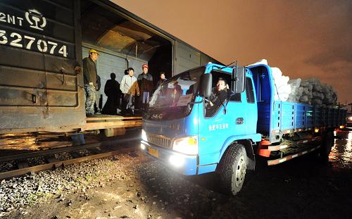 這是運抵安徽火車站即將裝車的救災(zāi)棉帳篷(4月14日攝)。當日,安徽省民政廳接民政部通知,緊急從國家救災(zāi)物資合肥儲備庫準備5000頂棉帳篷,并于當晚開始從合肥火車站裝車,預(yù)計在4月15日8時左右全部裝車完畢,10時左右即可發(fā)往青海玉樹地震災(zāi)區(qū)。新華社記者 郭晨 攝