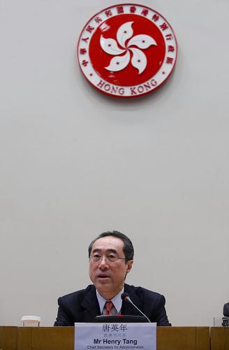 4月14日,香港特區(qū)政府政務(wù)司司長唐英年在新聞發(fā)布會上,就《2012年行政長官及立法會產(chǎn)生辦法建議方案》回答記者提問。新華社記者 陳鐸 攝