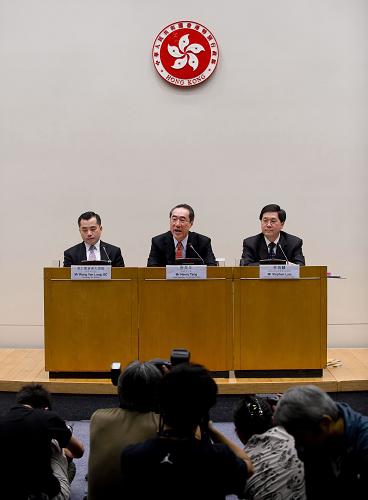 4月14日,香港特區(qū)政府政務(wù)司司長唐英年(中)、律政司司長黃仁龍(左)和政制及內(nèi)地事務(wù)局局長林瑞麟出席新聞發(fā)布會。新華社記者 陳鐸 攝