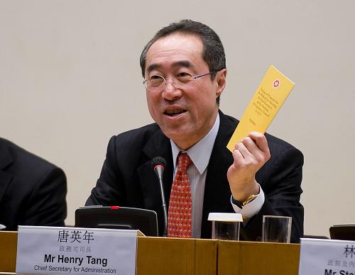 4月14日,香港特區(qū)政府政務(wù)司司長唐英年在新聞發(fā)布會上,就《2012年行政長官及立法會產(chǎn)生辦法建議方案》回答記者提問。新華社記者 陳鐸 攝