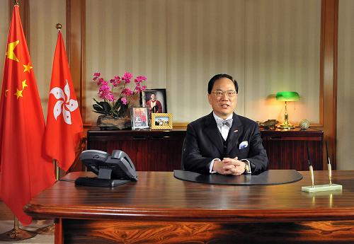 曾蔭權(quán)就《2012年行政長官及立法會產(chǎn)生辦法建議方案》發(fā)表電視講話。4月14日,香港特區(qū)行政長官曾蔭權(quán)就《2012年行政長官及立法會產(chǎn)生辦法建議方案》發(fā)表電視講話。新華社發(fā)