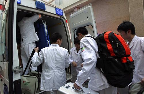 北京999急救中心救援隊馳援地震災(zāi)區(qū)。4月14日,北京999急救中心救援隊緊急出發(fā),馳援地震災(zāi)區(qū)。當日,由北京999救援隊64名醫(yī)護、救援人員和15輛車組成的緊急救援隊緊急出征,驅(qū)車趕往青海玉樹地震災(zāi)區(qū)。車隊包括手術(shù)車、通訊保障車、多功能飲食車等。新華社發(fā)