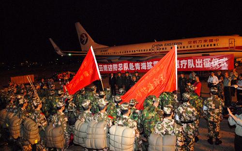 4月14日,云南邊防總隊抗震救災(zāi)隊隊員準備登機。當晚9時許,云南邊防總隊抗震救災(zāi)隊60名醫(yī)療隊員攜帶救災(zāi)藥品、帳篷,乘包機飛赴青海玉樹地震災(zāi)區(qū),開展醫(yī)療救護工作。新華社發(fā)(宗德鋒 攝)