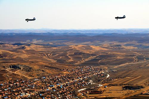 4月16日,呼倫貝爾市扎蘭屯航空護(hù)林站出動(dòng)飛機(jī)進(jìn)行森林防火空中巡航。新華社發(fā)(王澤蔚 攝)