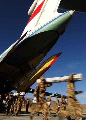 4月17日,在青海玉樹機(jī)場,空軍官兵從運(yùn)輸機(jī)上卸下抗震救災(zāi)物資。新華社發(fā)(沈玲 攝)