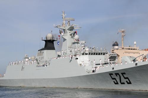 4月17日,中國(guó)人民解放軍海軍525護(hù)航編隊(duì)離開(kāi)菲律賓馬尼拉南港。由“馬鞍山”號(hào)、“溫州”號(hào)導(dǎo)彈護(hù)衛(wèi)艦和“千島湖”號(hào)綜合補(bǔ)給艦組成的中國(guó)人民解放軍海軍525護(hù)航編隊(duì)17日結(jié)束對(duì)菲律賓的友好訪問(wèn),離開(kāi)菲律賓首都馬尼拉回國(guó)。新華社記者 譚衛(wèi)兵 攝