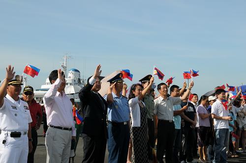 4月17日,在菲律賓馬尼拉南港,中國(guó)駐菲律賓大使館工作人員、駐菲中資機(jī)構(gòu)、當(dāng)?shù)厝A僑華人代表以及菲軍官兵為護(hù)航編隊(duì)送行。新華社記者 譚衛(wèi)兵 攝