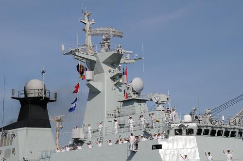 4月17日,在菲律賓馬尼拉南港,中國(guó)人民解放軍海軍525護(hù)航編隊(duì)官兵向歡送人群揮手道別。新華社記者譚衛(wèi)兵攝