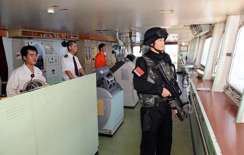 4月17日,特戰(zhàn)隊員組織“泰華海”輪船員進行反海盜演練。新華社記者 劉春暉 攝