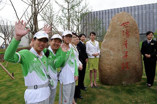 5月4日,落成儀式結(jié)束后,部分青年合影留念。當日是五四青年節(jié),共青團上海市委在世博園內(nèi)舉行“世博青年林” 落成揭幕儀式。“世博青年林”南依世博中心,東靠慶典廣場,是世博園區(qū)內(nèi)唯一以“青年”命名的專屬區(qū)域。落成儀式上還同時啟動“青年城市未來”主題口號全球征集活動,從而更好地發(fā)揮上海世博會對青年一代的教育和影響作用,讓更多的青年奉獻世博、參與世博、共享世博。新華社記者 李紫恒 攝