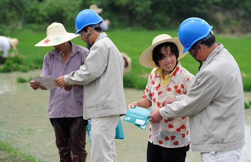6月13日,肥西供電部門(mén)“三夏”供電服務(wù)隊(duì)職工向農(nóng)民宣傳安全用電知識(shí)。新華社記者 劉軍喜 攝