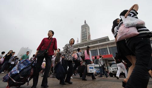 長(zhǎng)沙火車(chē)站前廣場(chǎng)進(jìn)出的旅客(6月13日攝)。新華社記者 龍弘濤攝