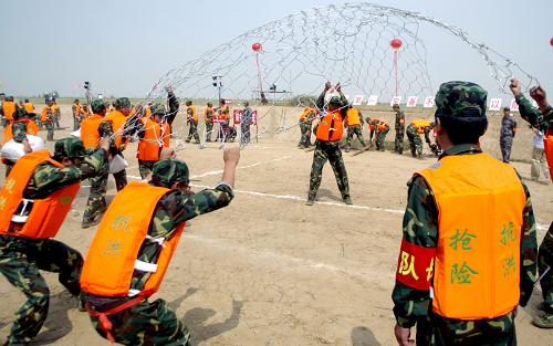 6月13日,搶險(xiǎn)隊(duì)員在黃河永濟(jì)段城西大壩進(jìn)行裝拋鉛絲籠演練。新華社發(fā)(王建軍 攝)