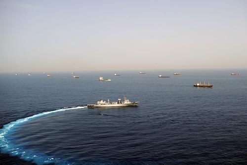 6月16日,中國海軍“微山湖”艦護(hù)送中外商船航行在亞丁灣索馬里海域。新華社記者 劉春暉 攝