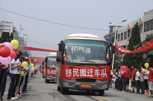 6月17日,在河南省淅川縣城,各界群眾走上街頭歡送移民。當(dāng)日,河南省南水北調(diào)丹江口庫(kù)區(qū)第一批移民搬遷啟動(dòng)歡送儀式在淅川縣滔河鄉(xiāng)凌崗村舉行,該村首批115戶506名移民告別故土,搬遷到唐河縣畢店鎮(zhèn),開(kāi)始新生活。據(jù)悉,河南省南水北調(diào)丹江口庫(kù)區(qū)第一批大規(guī)模移民涉及淅川縣10個(gè)鄉(xiāng)(鎮(zhèn))、57個(gè)村,共計(jì)6.5萬(wàn)人,規(guī)劃安置區(qū)涉及平頂山、漯河、許昌、鄭州、新鄉(xiāng)、南陽(yáng)等6個(gè)地市25個(gè)縣(市、區(qū)),共有63個(gè)安置點(diǎn)。第一批大規(guī)模移民搬遷工作將于9月10日前結(jié)束。新華社發(fā)(高帆 攝)