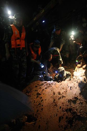 6月18日,救援人員挖開(kāi)泥土救援被掩埋人員。新華社發(fā)