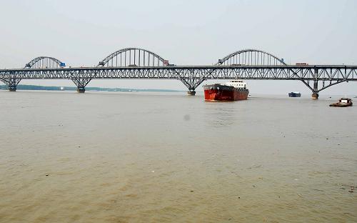6月27日, 船只在高水位的長江九江段行駛。 受前期降雨和鄱陽湖來水影響,長江干流九江段今年以來首次超過警戒水位,這也是2003年以來的首次超警。據(jù)江西省水利廳信息中心監(jiān)測數(shù)據(jù)顯示,截至當(dāng)日19時(shí),長江九江段水位已漲至20.18米,超過警戒水位0.18米,相應(yīng)流量達(dá)40300立方米/秒。新華社發(fā)(胡國林 攝)