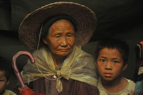 6月29日,在貴州關(guān)嶺縣,77歲的大寨村民趙正英在救災(zāi)帳篷內(nèi)。據(jù)她稱,滑坡掉下來(lái)的泥塊沖入了她的家門。新華社記者 歐東衢 攝