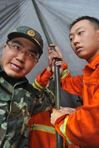 6月29日,在貴州關(guān)嶺縣,部隊(duì)官兵在搭建救災(zāi)帳篷安置災(zāi)民。新華社記者 歐東衢 攝