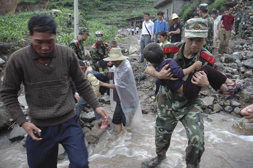 6月28日,在貴州省關(guān)嶺縣崗烏鎮(zhèn)大寨村,武警官兵幫助群眾轉(zhuǎn)移到安全地帶。當(dāng)日14時左右,貴州省關(guān)嶺縣崗烏鎮(zhèn)大寨村因連續(xù)強降雨引發(fā)山體滑坡,造成該村兩個村民組38戶107人被掩埋。災(zāi)情發(fā)生后,貴州武警立即調(diào)集官兵投入搶險,并協(xié)助當(dāng)?shù)厝罕娹D(zhuǎn)移。新華社發(fā)(龍榮芳 攝)