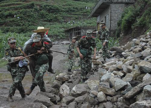 6月28日,在貴州省關(guān)嶺縣崗烏鎮(zhèn)大寨村,武警官兵幫助群眾轉(zhuǎn)移到安全地帶。 新華社發(fā)(龍榮芳 攝)