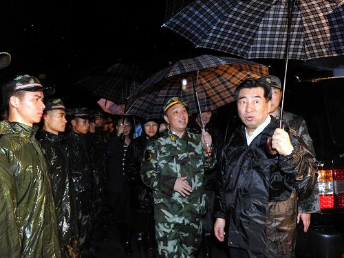 受近日連續(xù)強(qiáng)降雨的影響,貴州省關(guān)嶺布依族苗族自治縣崗烏鎮(zhèn)大寨村6月28日下午14時左右發(fā)生嚴(yán)重山體滑坡,造成重大人員傷亡。受黨中央、國務(wù)院委派,中共中央政治局委員、國務(wù)院副總理回良玉率國務(wù)院有關(guān)部門負(fù)責(zé)人6月28日緊急趕赴災(zāi)害現(xiàn)場,指導(dǎo)搶險救災(zāi)工作。這是6月29日凌晨,回良玉冒雨慰問參加救援的武警官兵。新華社記者 饒愛民 攝