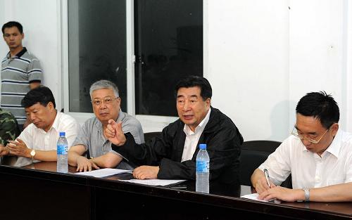 這是6月29日凌晨,回良玉在災(zāi)害現(xiàn)場主持召開搶險救災(zāi)工作會議。新華社記者 饒愛民 攝