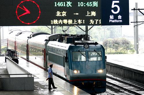 6月29日,北京至上海1461次首列更換車型后的旅客列車緩緩駛進(jìn)上?;疖囌?。當(dāng)日,更新?lián)Q代的1461次首列列車抵達(dá)上海,至此,往返北京和上海的1461/1462次“綠皮車”被紅色車身的國(guó)產(chǎn)25G型空調(diào)列車所取代,京滬線上的“綠皮車”成為歷史。新華社記者 陳飛 攝