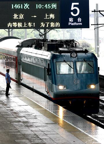 6月29日,北京至上海1461次首列更換車型后的旅客列車緩緩駛進(jìn)上?;疖囌?。新華社記者 陳飛 攝