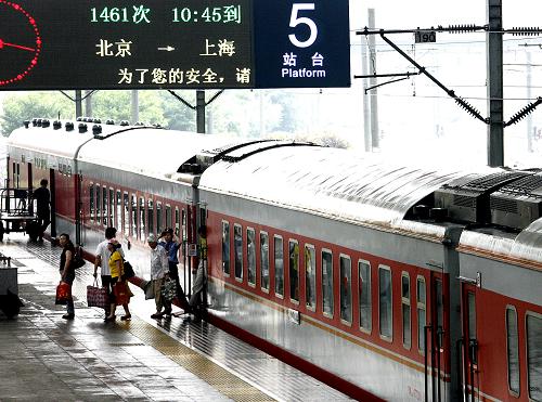 6月29日,旅客從北京至上海的1461次首列新型列車中走出。新華社記者 陳飛 攝