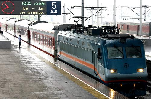 6月29日,北京至上海的1461次首列更換車型后的旅客列車緩緩駛進(jìn)上?;疖囌尽P氯A社記者 陳飛 攝