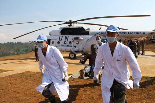 7月3日,在剛果(金)南基伍省省會布卡武機場,中國第11批赴剛果(金)維和醫(yī)療分隊醫(yī)護人員搬運油罐車爆炸中的受傷者。新華社發(fā)(郭云飛攝)