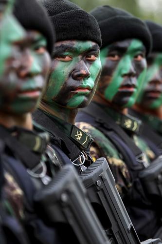 7月3日,參加“友誼—2010”中巴反恐聯(lián)合訓(xùn)練的蘭州軍區(qū)反恐特戰(zhàn)八連官兵重彩出擊。新華社記者 王建民 攝