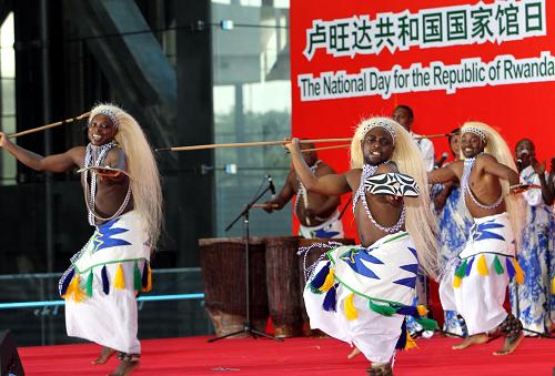7月4日,來自盧旺達的演員在國家館日儀式上表演。當日,上海世博會迎來盧旺達國家館日。新華社記者 凡軍 攝