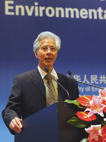 7月4日,中國2010年上海世博會中國館總設計師、中國工程院院士何鏡堂在論壇作題為《傳統(tǒng)文化與現(xiàn)代創(chuàng)想的融合》的演講。新華社記者 陳琪 攝